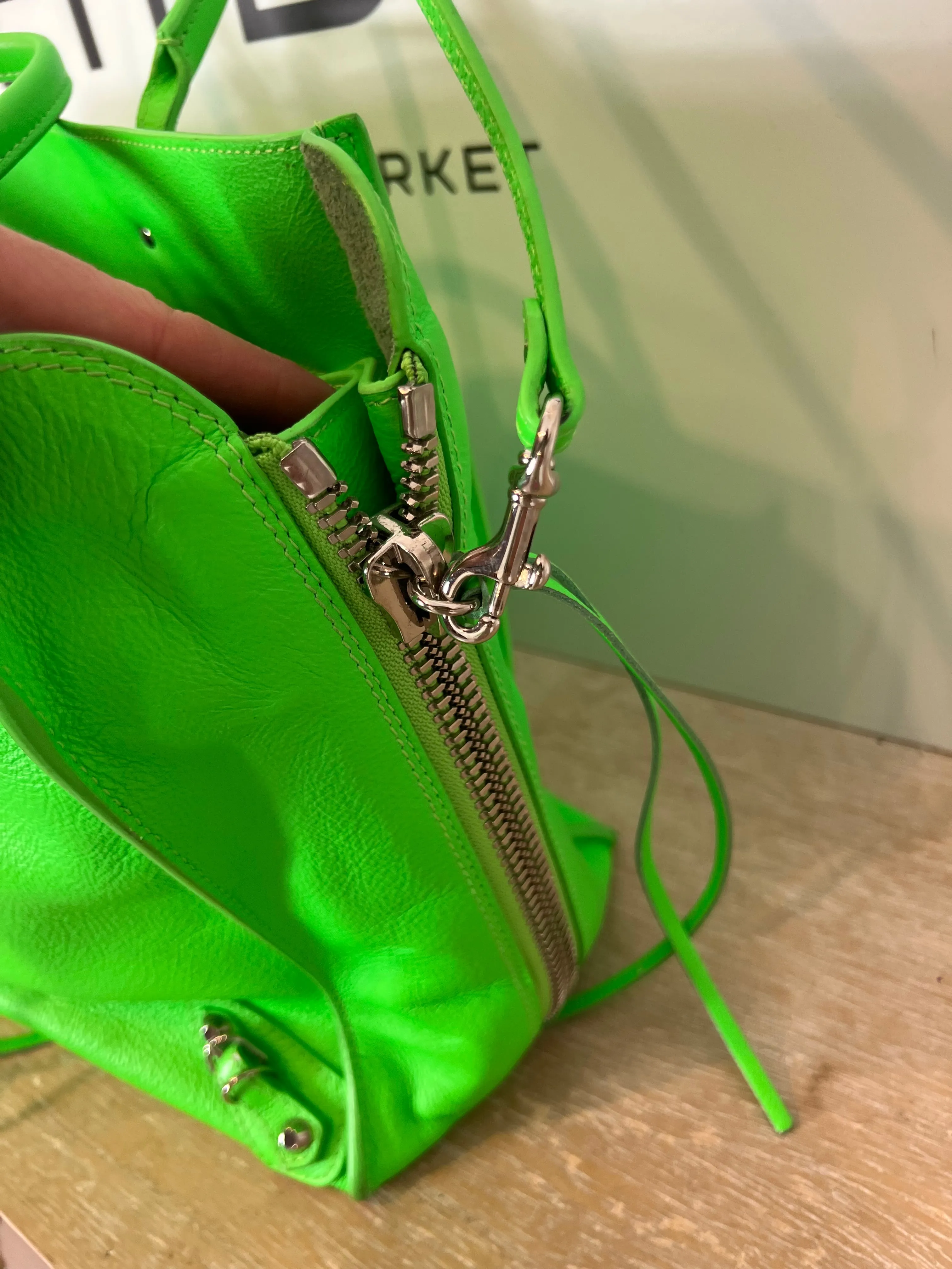 BALENCIAGA. Bolso piel verde
